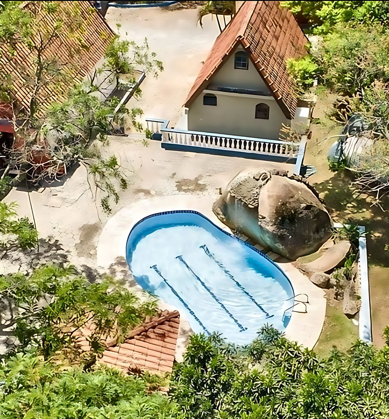 Chalé com piscina própria visto de cima