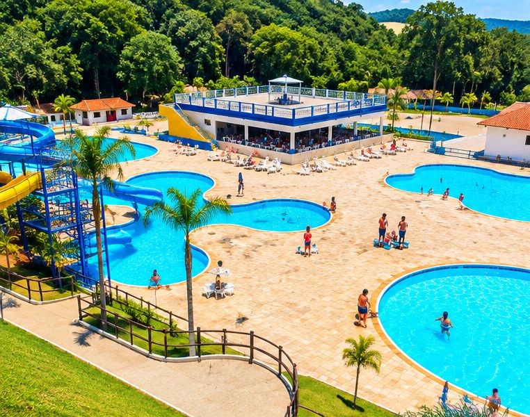 Parque aquático com piscinas e tobogãs