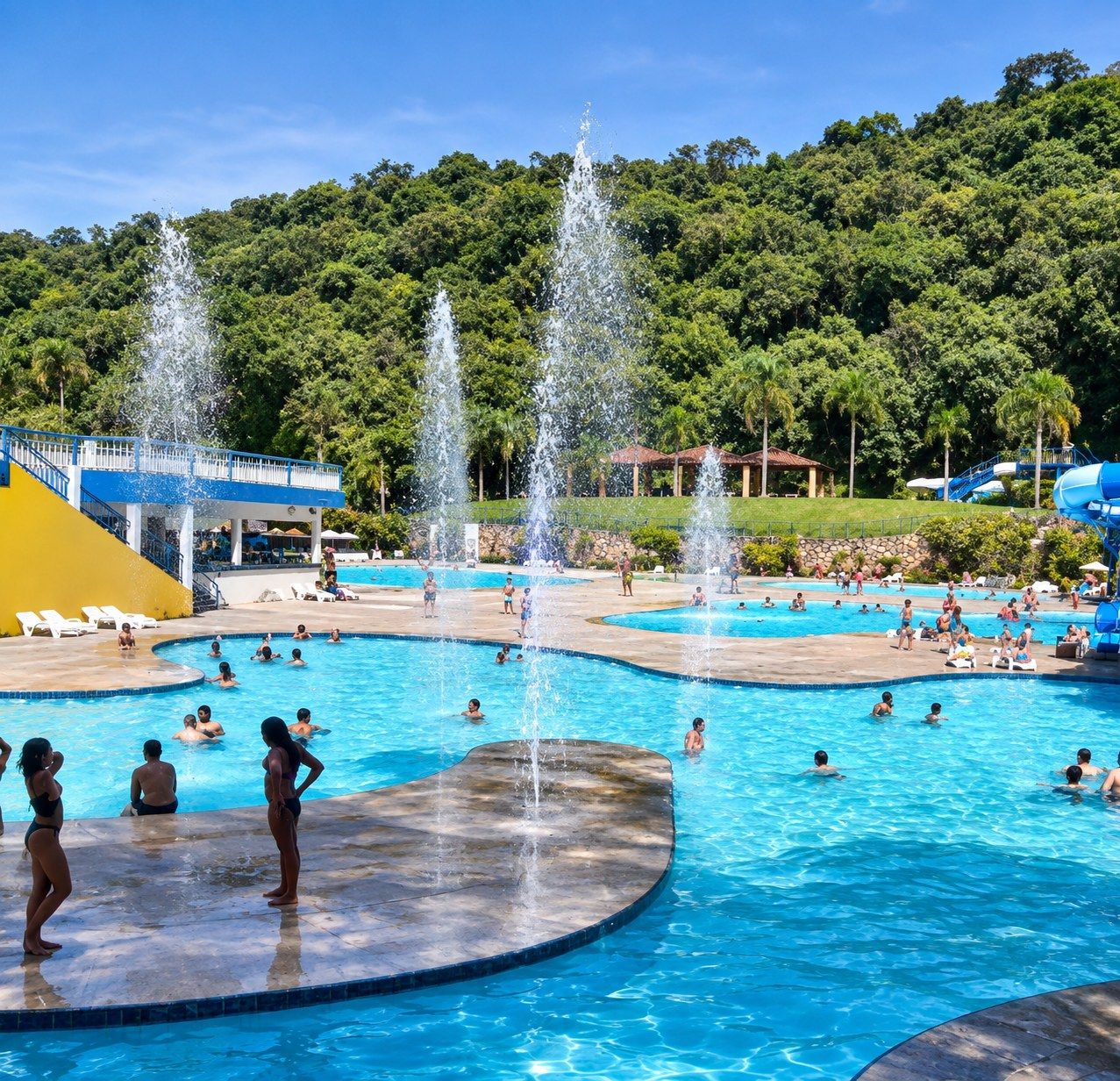 Piscina com chafarizes e pessoas nadando
