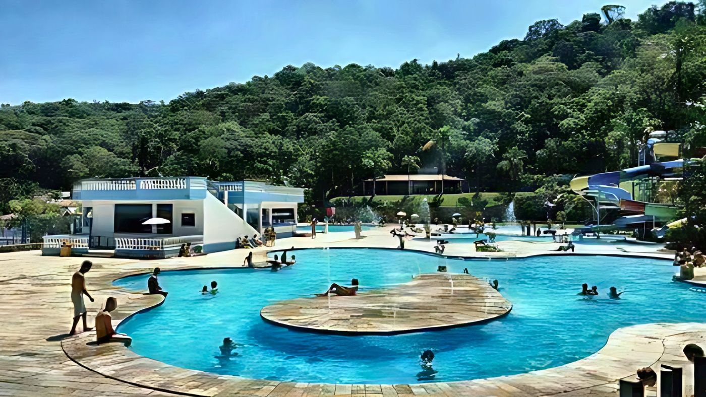 Piscina com ilha central e a Serra ao fundo