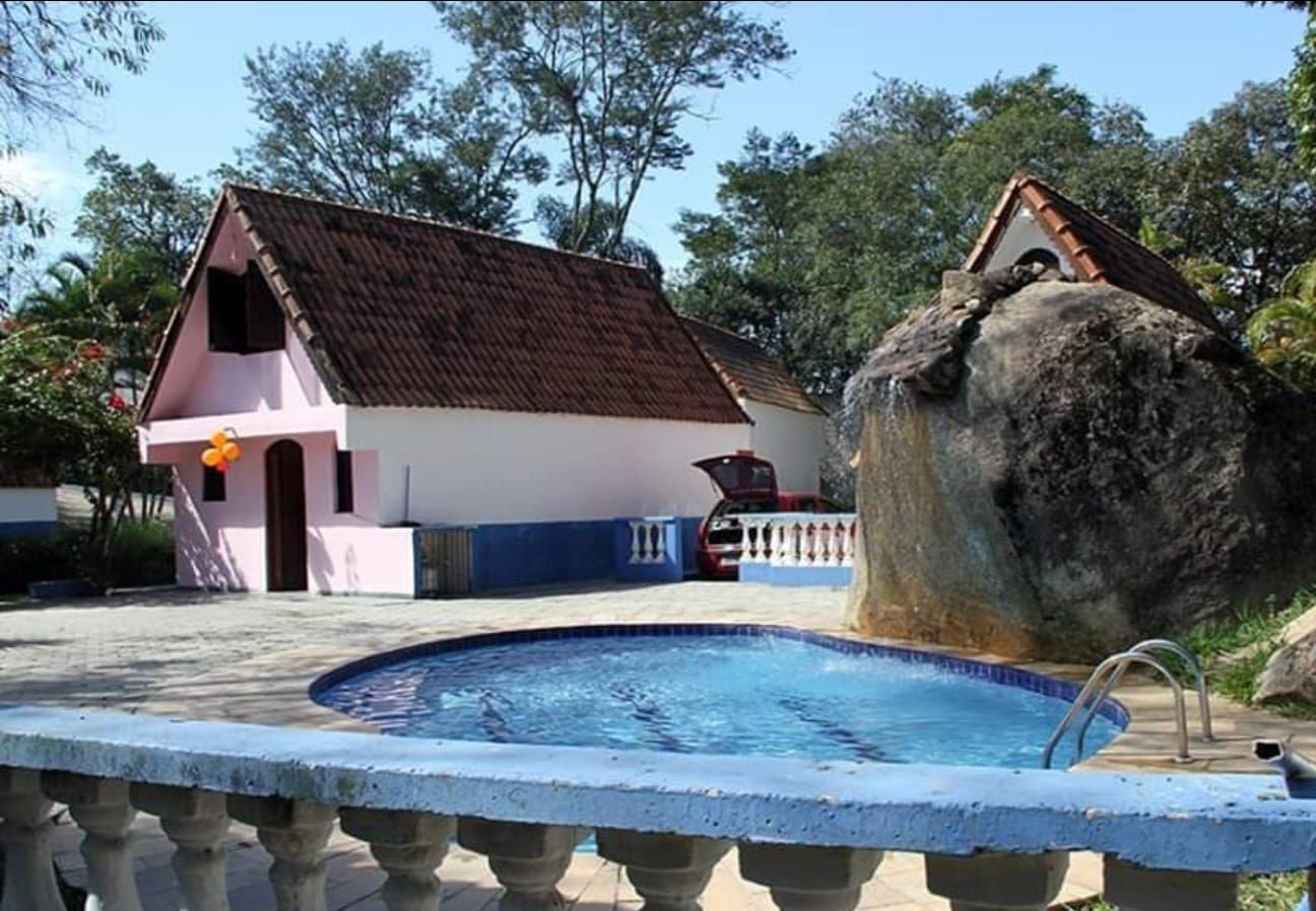 Piscina do chalé com cascata na pedra