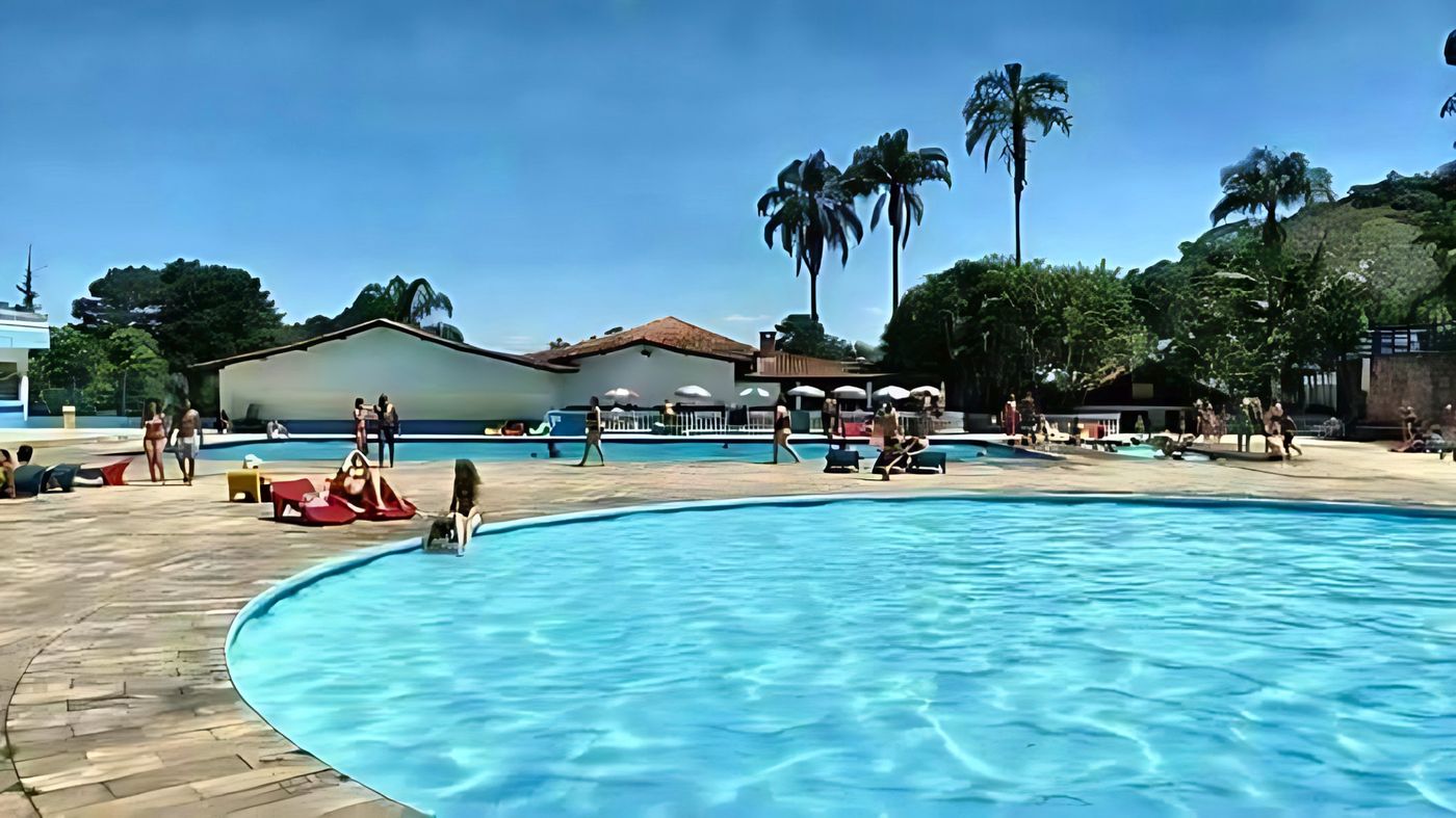 Piscina redonda em dia de sol