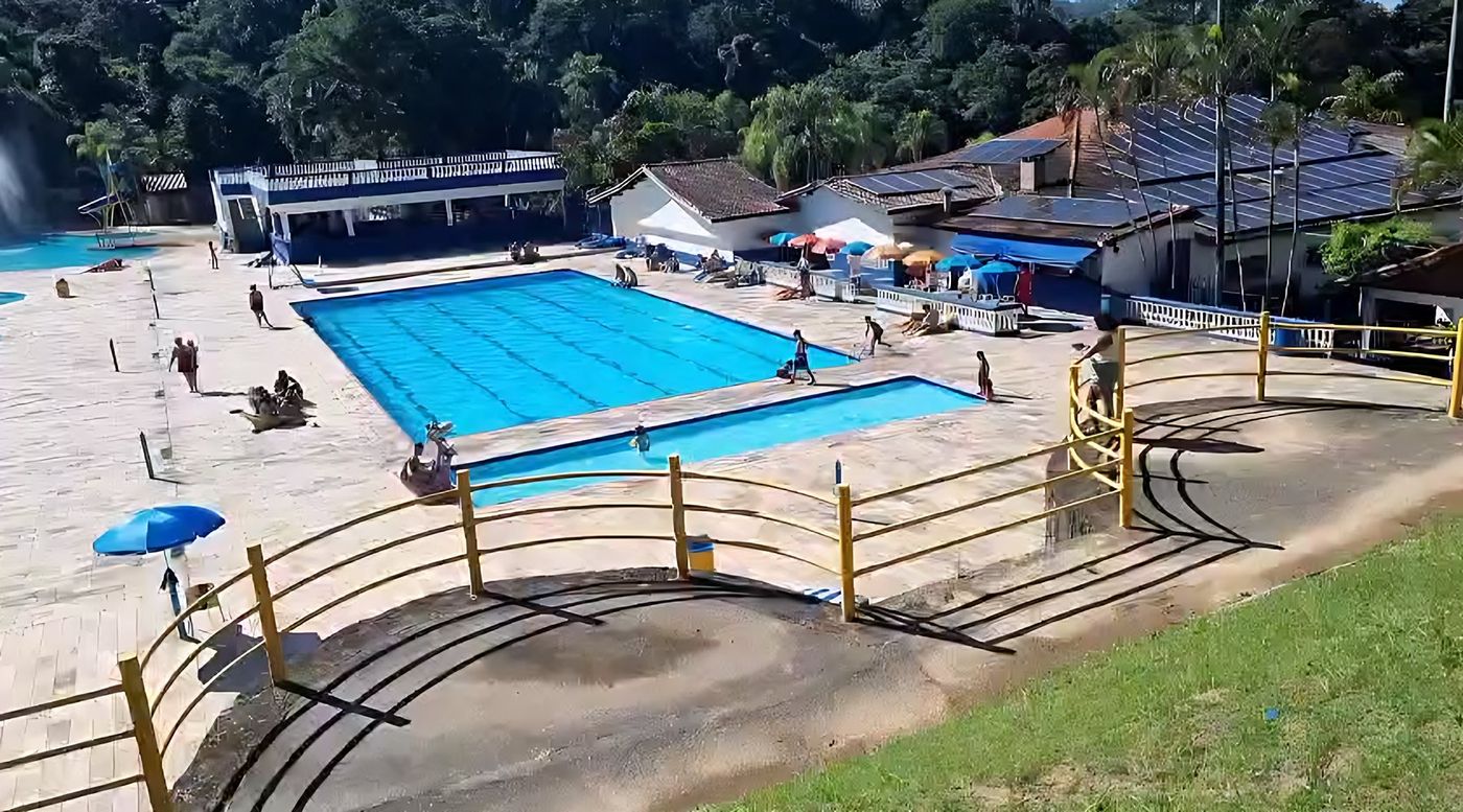 Piscina semiolímpica e piscina rasa, com a mata ao fundo
