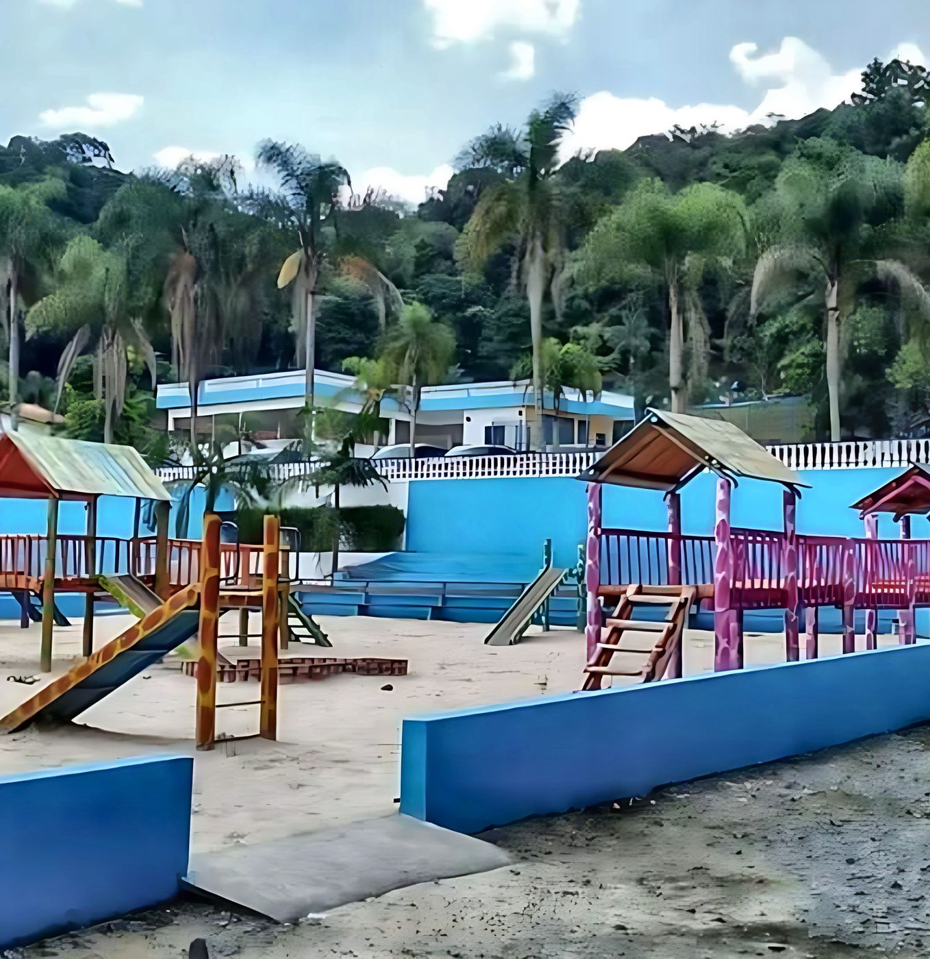 Playground com brinquedos de madeira coloridos